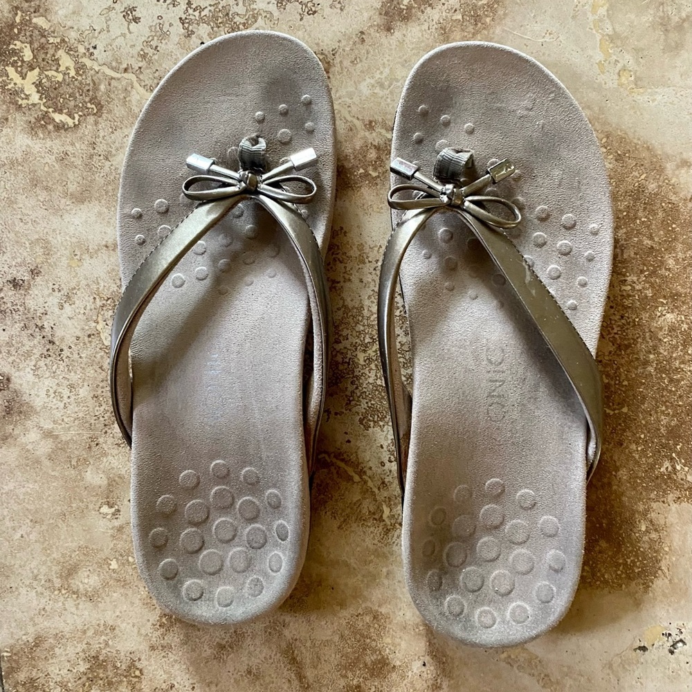Vionic Gold Thong Sandals Sz 8.5